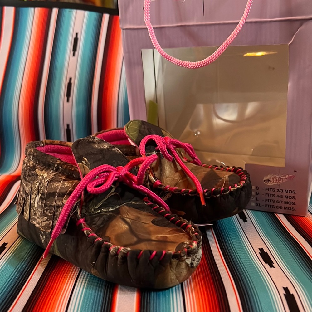 Infant camo pink shoes